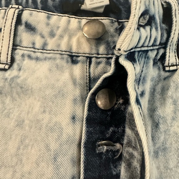 Forever 21 Acid Wash Jean Shorts 30 EUC - Picture 8 of 10